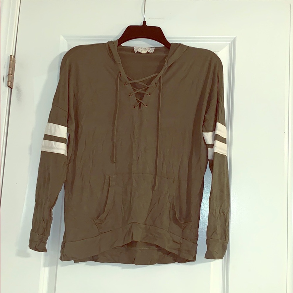 Sporty hooded pullover shirt